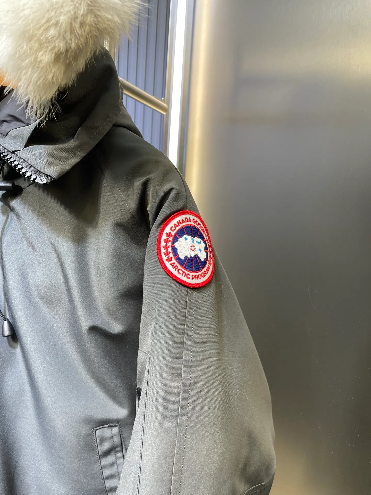 P900 special down Canada Goose Canada Goose #Chilliwack 7999M bomber jacket short down jacket/01 model #女与狠# Genuine synchronous anti-counterfeiting chip sensor! ➖ Imported 21S polyester-cotton blended original fabric [last year’s 16S/18S hard fabrics have been completely eliminated, this year all use 21S genuine synchronous fabrics, the soft mid-strap feels delicate and textured], genuine synchronous Feather-Light 10D waterproof coating fabric, made of 84.5 polyester fiber and 15.5 cotton, 100% the best feel in the entire network! ➖ The genuine official website is synchronized with the national standard 80 white duck down, you can check the official website customer service, there will never be a series of misleading claims such as 90 down or goose down! ➖ Using the best nylon lining with double double-layer sealing design, velvet-proof No. 7 needle + grid-filled down ready-made garments, there is 100% no so-called velvet running! ➖ The cuffs are designed with thickened seamless threads, and the collar and pockets are lined with top-quality polar fleece to keep you warm and comfortable! ➖ Yoshida YKK provides original custom-made electroplated sliders. YKK two-way lockable zippers are tight and smooth and will not peel off paint! ➖ 3M composite guarantees that the Velcro is the same as the original, durable, and all accessories and hardware are custom-made! ➖ Imported BEHRINGER embroidery machine to customize the 10,000-needle embroidery logo, 98% of which can be reproduced to restore the original logo. You can check and compare on the official website! ➖ The fur collars are all made of large pieces of Western Canadian blue wolf hide, ensuring that each fur collar is 13-15cm wide!   Size:XS-XXL